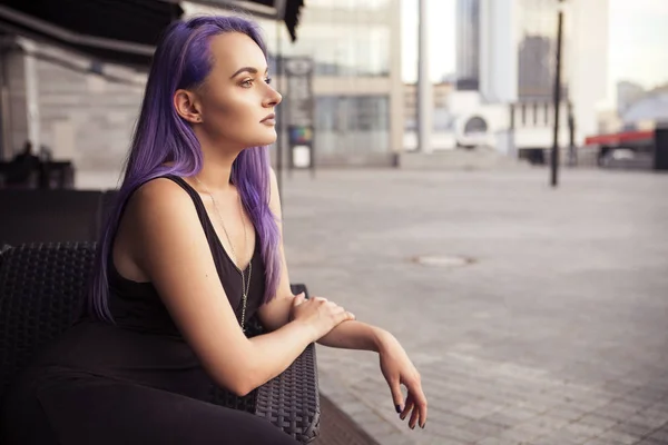 Mooie brunette vrouw met gekleurde (purple violet blauwe) haar — Stockfoto