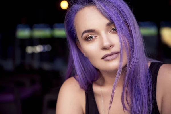 Bella donna bruna con capelli colorati (viola viola blu) — Foto Stock