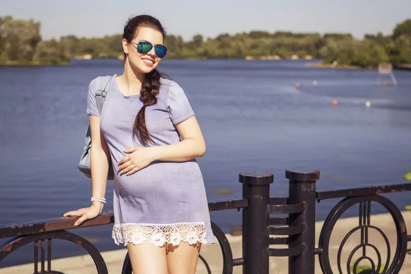 Vacker Brunett kaukasiska gravid kvinna på sommaren promenad överträffa — Stockfoto