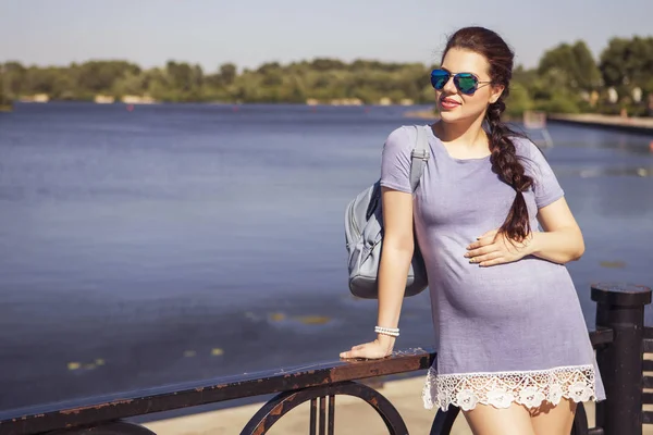 Piękna Brunetka kaukaski kobieta w ciąży na letni spacer prześcignąć — Zdjęcie stockowe