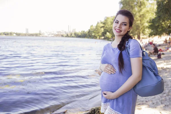 夏の散歩に美しいブルネットの白人妊婦をしのぐ — ストック写真