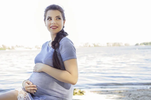Mooie brunette Kaukasische zwangere vrouw op de zomer lopen overtreffen — Stockfoto