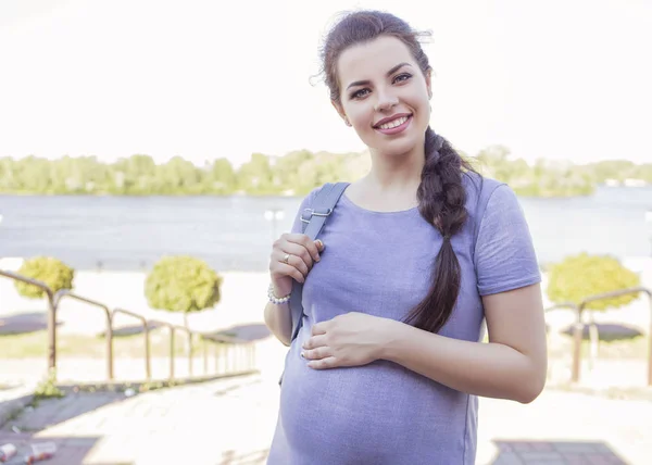 Beautiful brunette caucasian pregnant woman on summer walk outdo — Stock Photo, Image