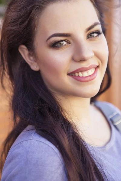 Mooie brunette Kaukasische zwangere vrouw op de zomer lopen overtreffen — Stockfoto