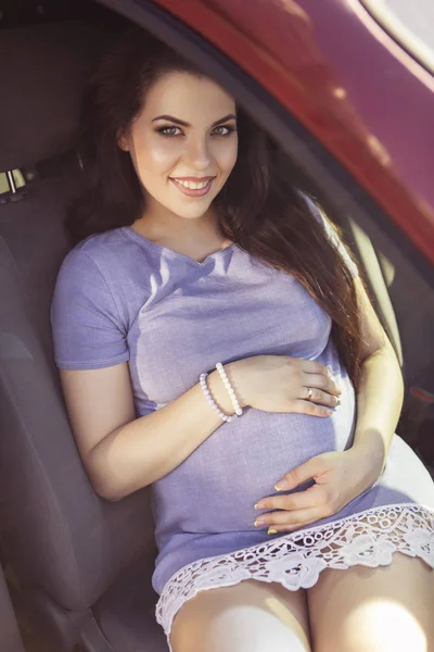 Beautiful brunette caucasian pregnant woman on summer walk outdo — Stock Photo, Image