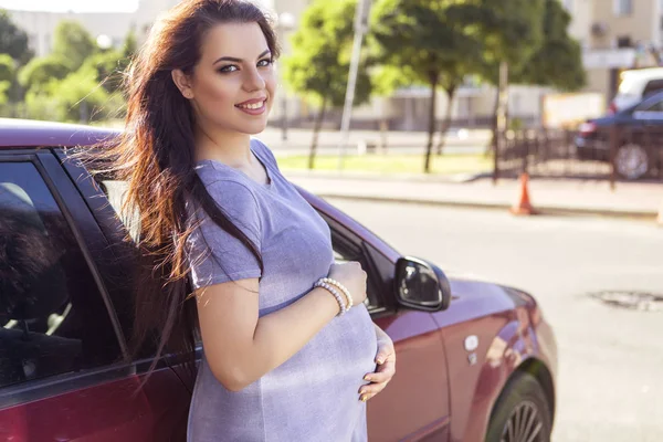 Bella bruna caucasica donna incinta in estate a piedi outdo — Foto Stock