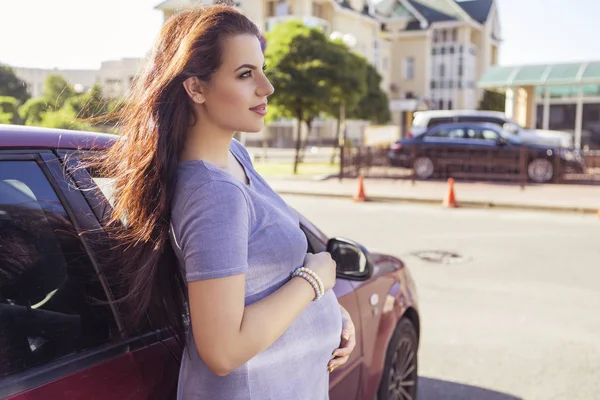 Beautiful brunette caucasian pregnant woman on summer walk outdo — Stock Photo, Image