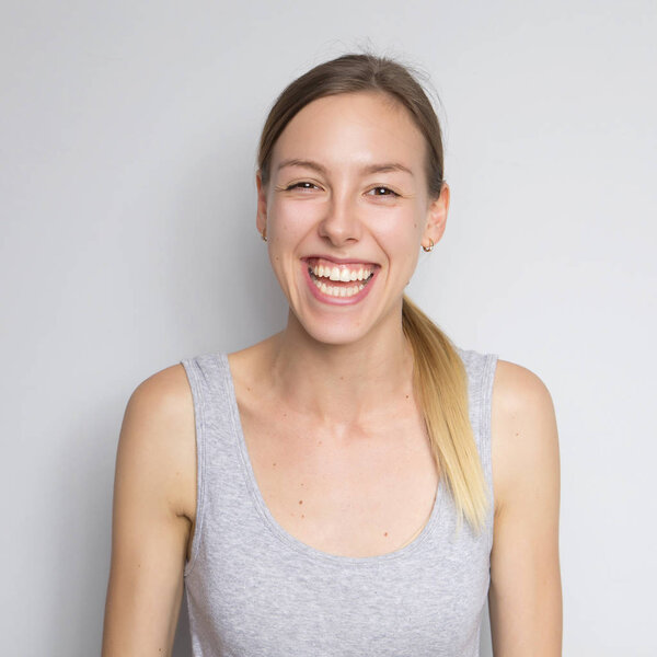 Красивая брюнетка кавказская женщина в серой блузке с ярким эмом
