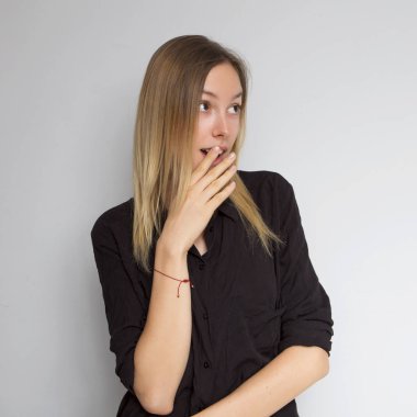 Koyu siyah bluz bri ile güzel esmer beyaz kadın