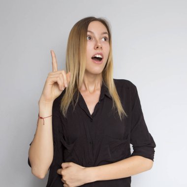 Koyu siyah bluz bri ile güzel esmer beyaz kadın