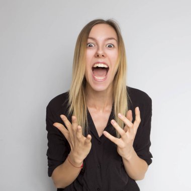 Koyu siyah bluz bri ile güzel esmer beyaz kadın