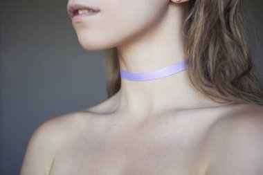 Onu n gösterilen güzel bir kadınla uzun saç ve şehvetli dudakları,