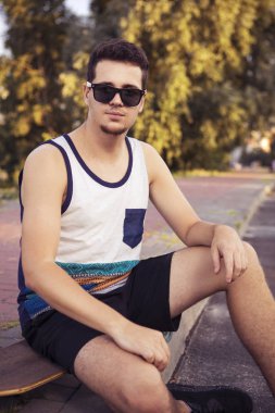 Genç güzel esmer beyaz seksi Yetişkin erkeklerde açık havada CI