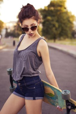 Genç güzel esmer beyaz seksi yetişkin kadın açık havada içinde 