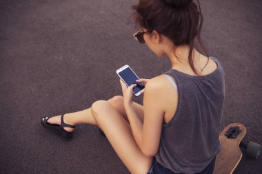 Genç güzel esmer beyaz seksi yetişkin kadın açık havada içinde 