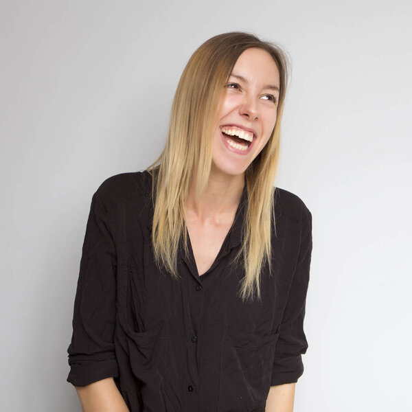 Красивая брюнетка кавказка в тёмно-чёрной блузке с бри
