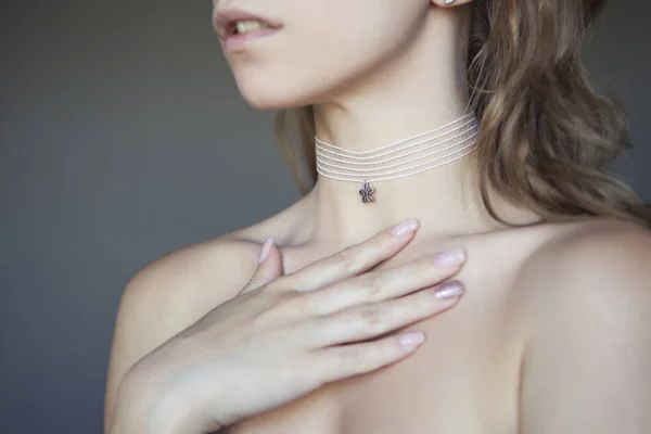 Mooie vrouw met een lange haren en sensuele lippen, toont haar n — Stockfoto