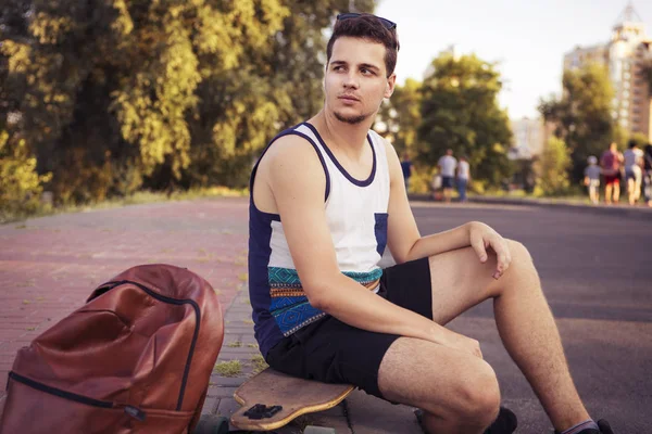 Ung vacker Brunett kaukasiska sexig vuxna män utomhus i ci — Stockfoto