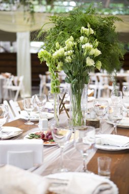 Taze eustoma gül buket kompozisyon kadeh tabloda va