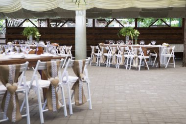 Taze eustoma gül buket kompozisyon kadeh tabloda va