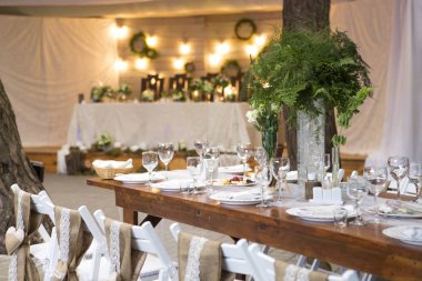 Taze eustoma gül buket kompozisyon kadeh tabloda va