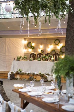 Taze eustoma gül buket kompozisyon kadeh tabloda va