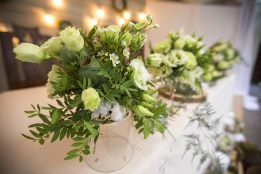 Taze eustoma gül buket kompozisyon kadeh tabloda va