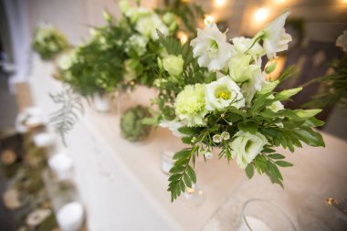 Taze eustoma gül buket kompozisyon kadeh tabloda va