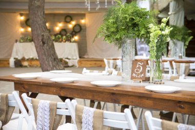 Taze eustoma gül buket kompozisyon kadeh tabloda va