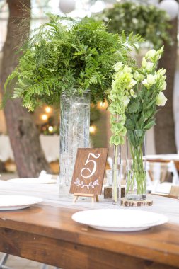 Taze eustoma gül buket kompozisyon kadeh tabloda va