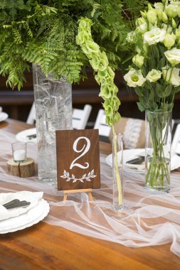 Taze eustoma gül buket kompozisyon kadeh tabloda va