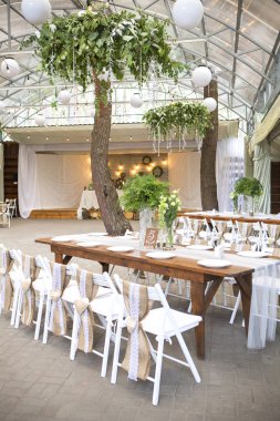 Taze eustoma gül buket kompozisyon kadeh tabloda va