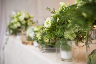 Taze eustoma gül buket kompozisyon kadeh tabloda va