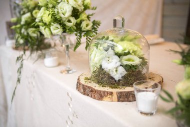 Taze eustoma gül buket kompozisyon kadeh tabloda va