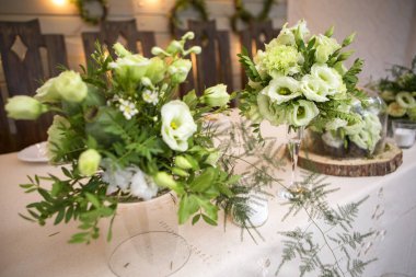 Taze eustoma gül buket kompozisyon kadeh tabloda va