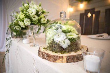 Taze eustoma gül buket kompozisyon kadeh tabloda va