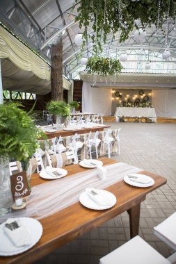 Taze eustoma gül buket kompozisyon kadeh tabloda va