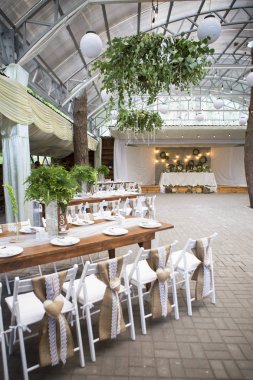 Taze eustoma gül buket kompozisyon kadeh tabloda va