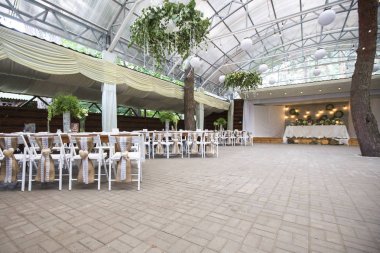 Taze eustoma gül buket kompozisyon kadeh tabloda va