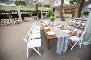 Taze eustoma gül buket kompozisyon kadeh tabloda va