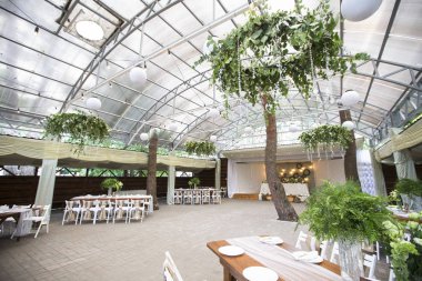 Taze eustoma gül buket kompozisyon kadeh tabloda va