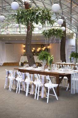 Taze eustoma gül buket kompozisyon kadeh tabloda va