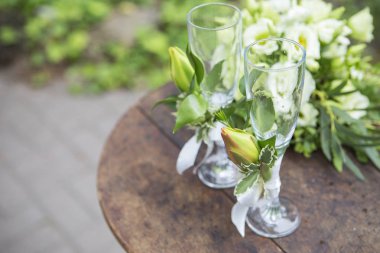 Eustoma güller ve çiçekler ile dekore edilmiş olan glassess oluşan yatıyordu
