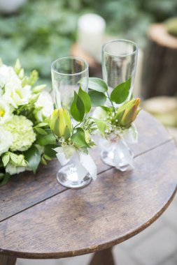 Eustoma güller ve çiçekler ile dekore edilmiş olan glassess oluşan yatıyordu