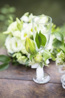 Eustoma güller ve çiçekler ile dekore edilmiş olan glassess oluşan yatıyordu