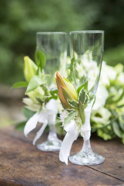 Eustoma güller ve çiçekler ile dekore edilmiş olan glassess oluşan yatıyordu