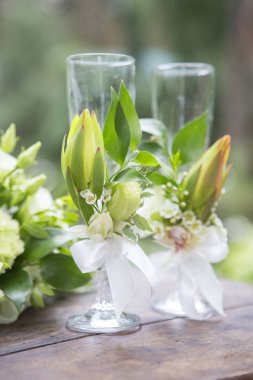 Eustoma güller ve çiçekler ile dekore edilmiş olan glassess oluşan yatıyordu