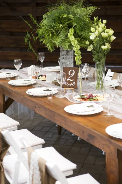 Friss eustoma Rózsa csokor összetétele egy asztal, egy pohár va — Stock Fotó