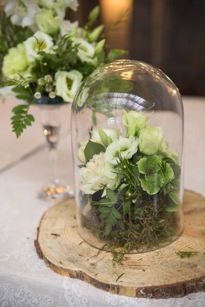 Φρέσκο eustoma σύνθεση μπουκέτο με τριαντάφυλλα σε ένα τραπέζι σε ένα ποτήρι va — Φωτογραφία Αρχείου