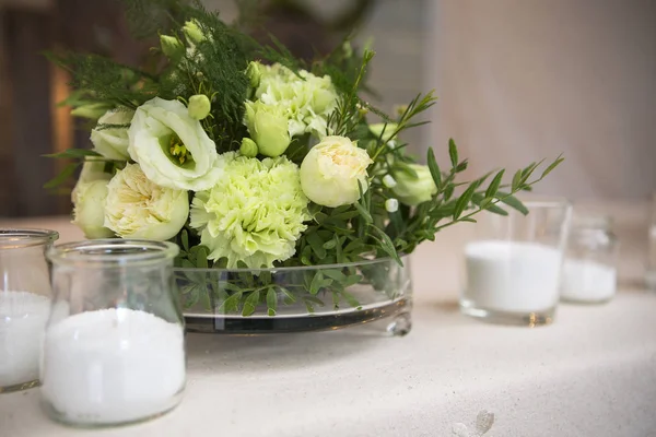 Las rosas frescas eustoma la composición del ramo sobre la mesa en el cristal va —  Fotos de Stock